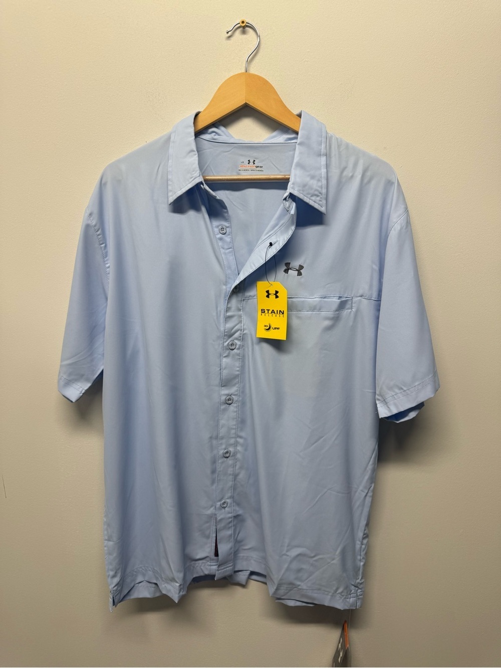 Under Armour Men’s Blue Short Sleeve Button-Up Shirt Large All Season